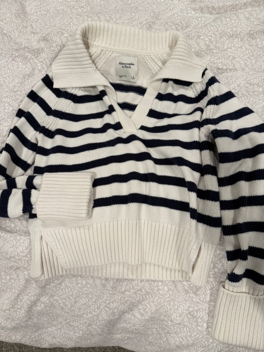 Abercrombie & Fitch White and Navy Striped V‑Neck Polo Sweater